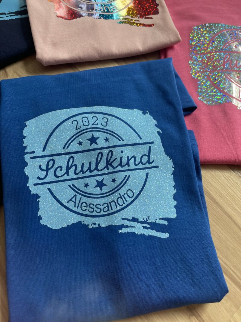 Schulkind 2024 T-Shirt mit Namen – Bild 3