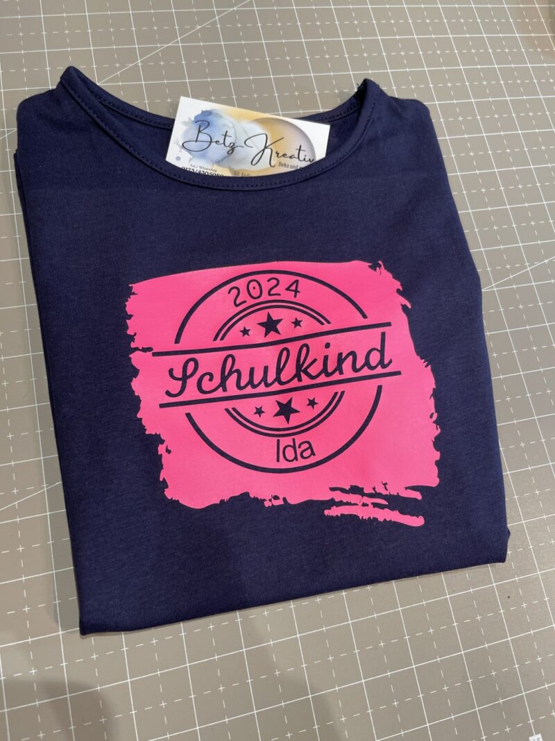 Schulkind 2024 T-Shirt mit Namen – Bild 6